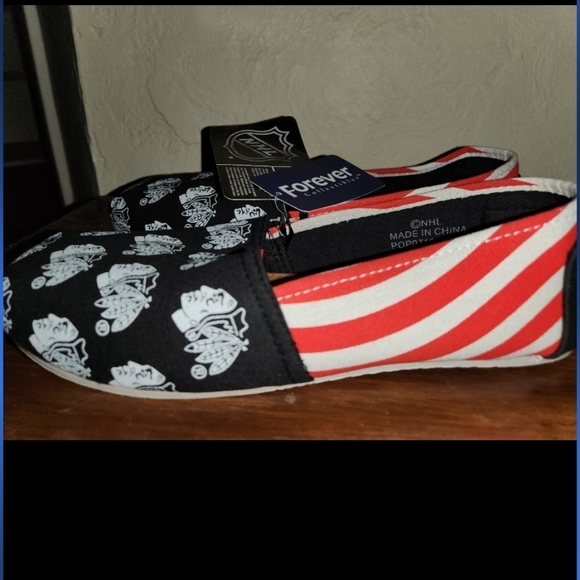 NWT Women's Chicago Blackhawks canvas shoes - Picture 5 of 9